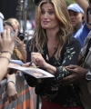 Idina_on_Extra_282229.jpg