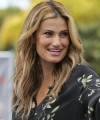 Idina_on_Extra_283429.jpg