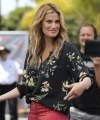 Idina_on_Extra_283529.jpg